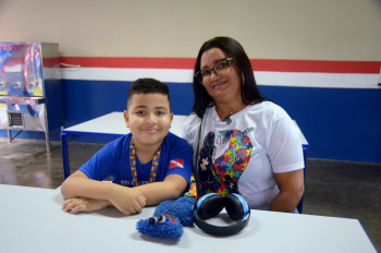 Foto: Aluno Luiz Fernando e a mãe Valéria Corrêa - Foto: Eliseu Dias / Ascom Seduc